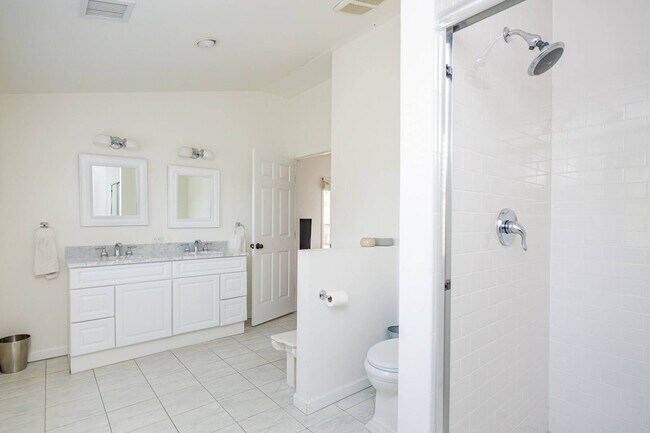 Building Photo - 869 Head of Pond Rd