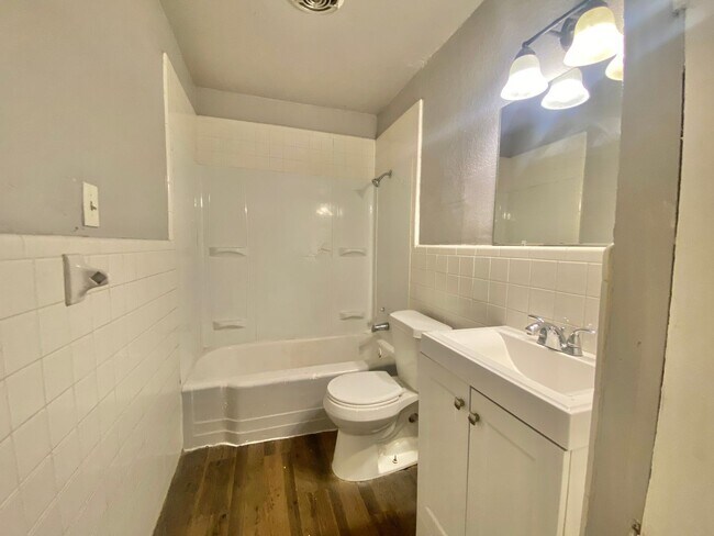 Building Photo - Great rental now available near Texas Tech University and UMC.