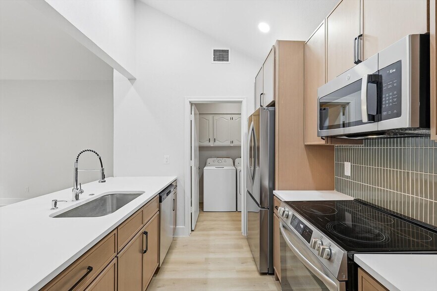 dedicated laundry room off kitchen - 4813 Via Ventura