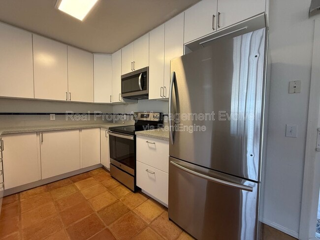 Building Photo - 6410 E Dixileta Dr