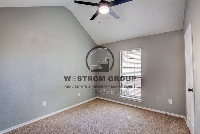 Building Photo - 3914 Meadow Dr