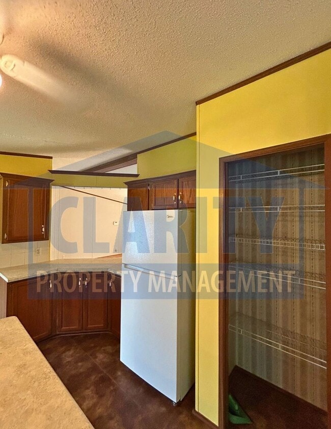 Building Photo - Three bedroom home w/ screened in porch!
