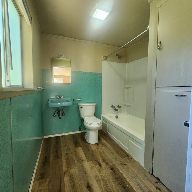 Building Photo - 1260 Pottery Ave