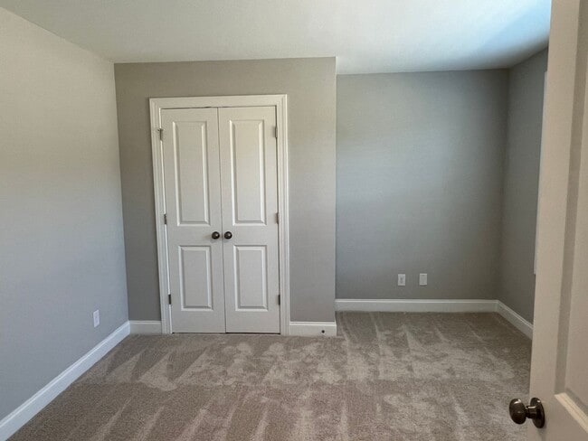 Building Photo - 3 Bedroom Townhouse in Washington Square!-...