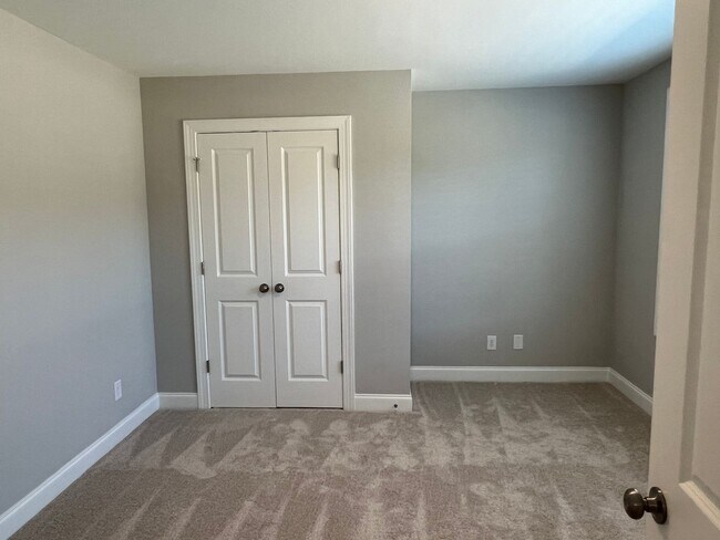 Building Photo - 3 Bedroom Townhouse in Washington Square!