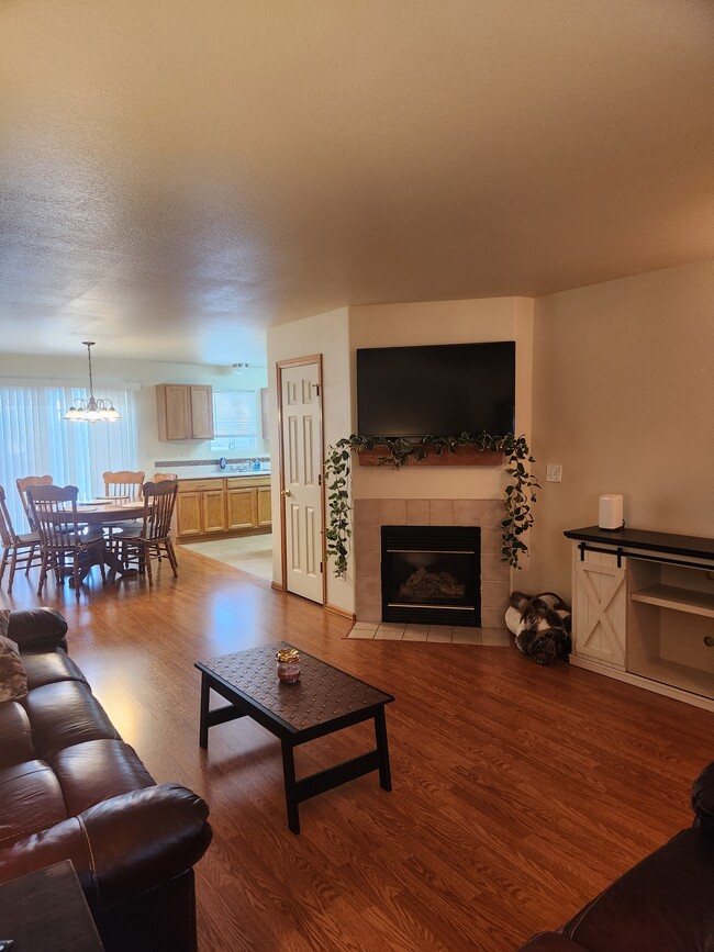 Building Photo - 4965 Universal Heights