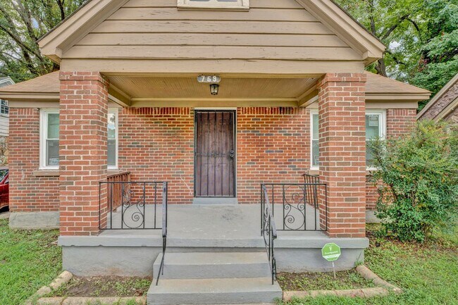 Building Photo - Recently Renovated Brick Home Located Minutes away from Memphis International Airport!