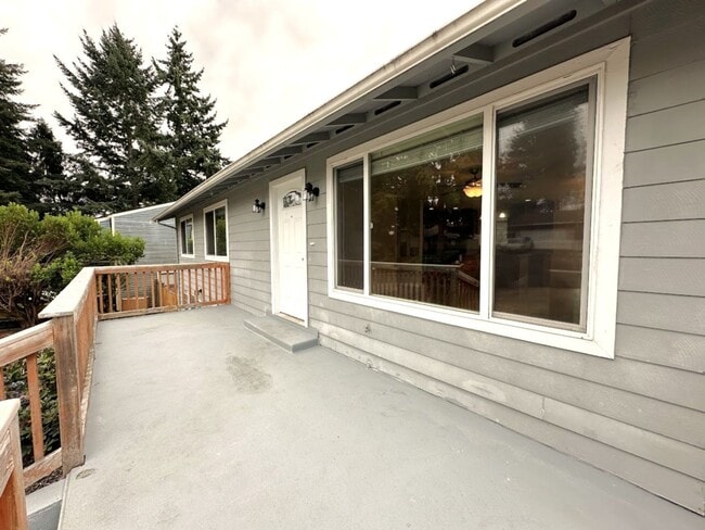 Building Photo - 5 bedrooms and a 3 car garage in Universit...