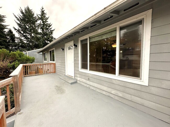 Building Photo - Updated 5 bedroom 2.5 bathroom home in Uni...