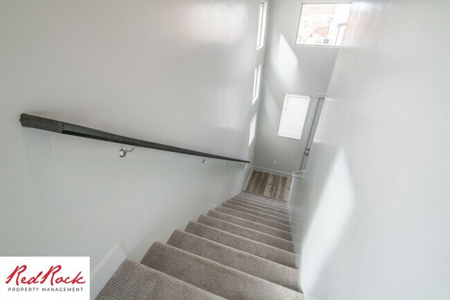 Building Photo - Spacious 4 Bedroom Home Near Hiking Trails