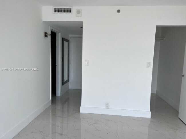 Building Photo - 7601 E Treasure Dr