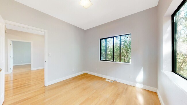 Building Photo - 7099 Pinehaven Rd