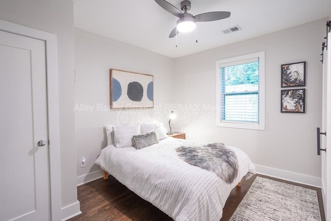 Building Photo - 1016 Coleman St SW