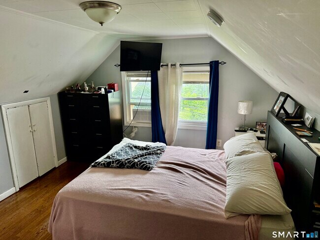 Building Photo - 15 Edwards St