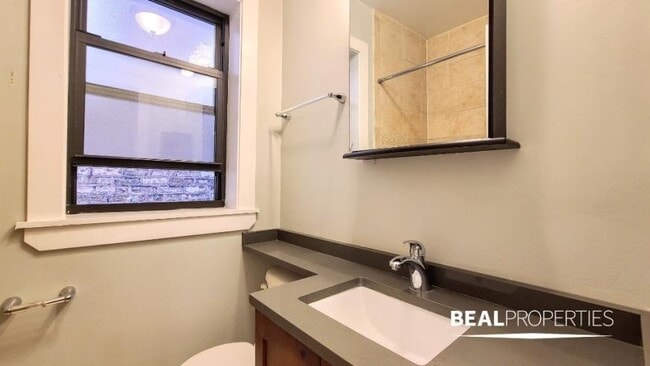 Building Photo - 0 bedroom in CHICAGO IL 60657