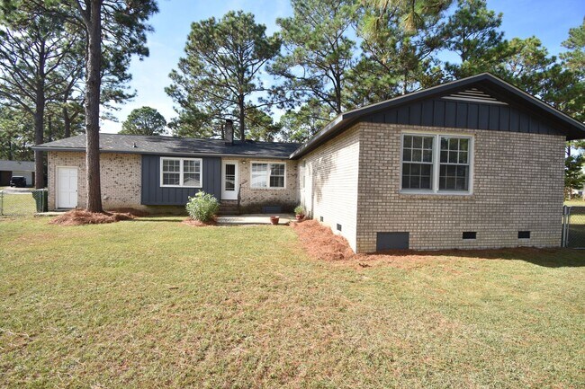 Building Photo - Beautiful 3 Bedroom and 2 Bath Home (No Pets)