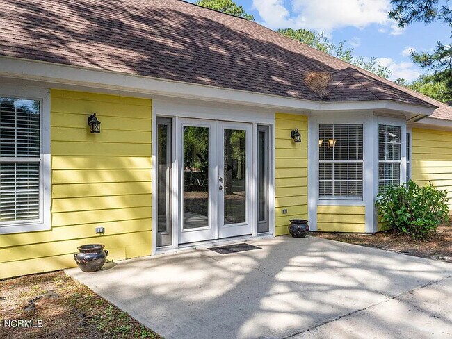 Building Photo - 11 Court 8 NW Dr