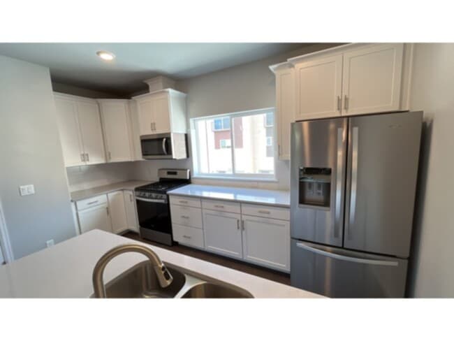 Building Photo - New three-story town home in revitalized Ivywild Neighborhood!