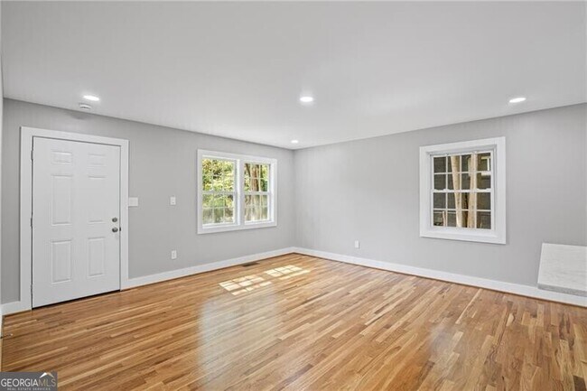 Building Photo - 2889 Macon Dr SW