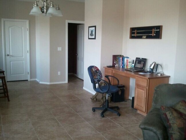 Building Photo - 10415 Lilac Square Ave