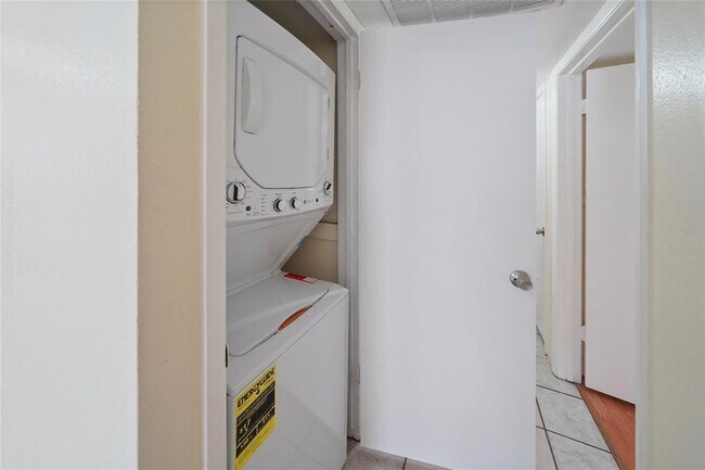 Building Photo - 3900 Woodchase Dr