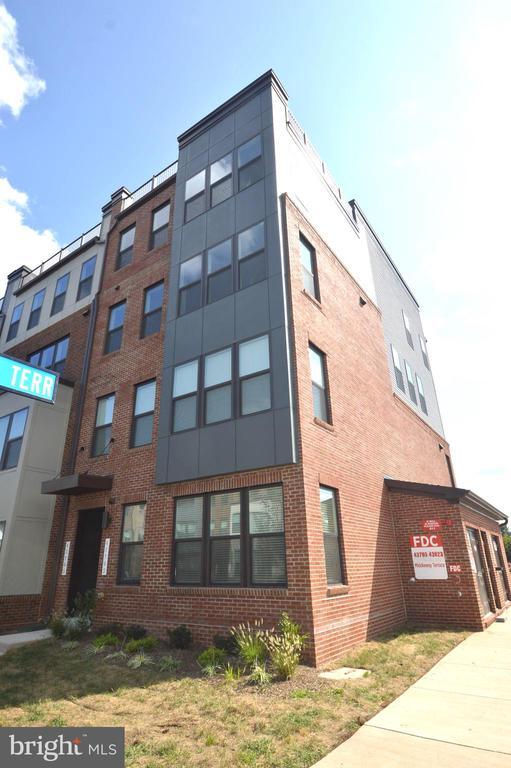 Building Photo - 43795 Middleway Ter