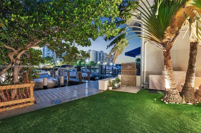 Building Photo - 300 Poinciana Island Dr