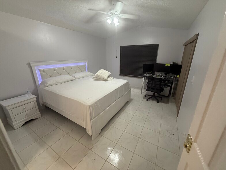 Master Bedroom - 7927 Manor Forest Blvd