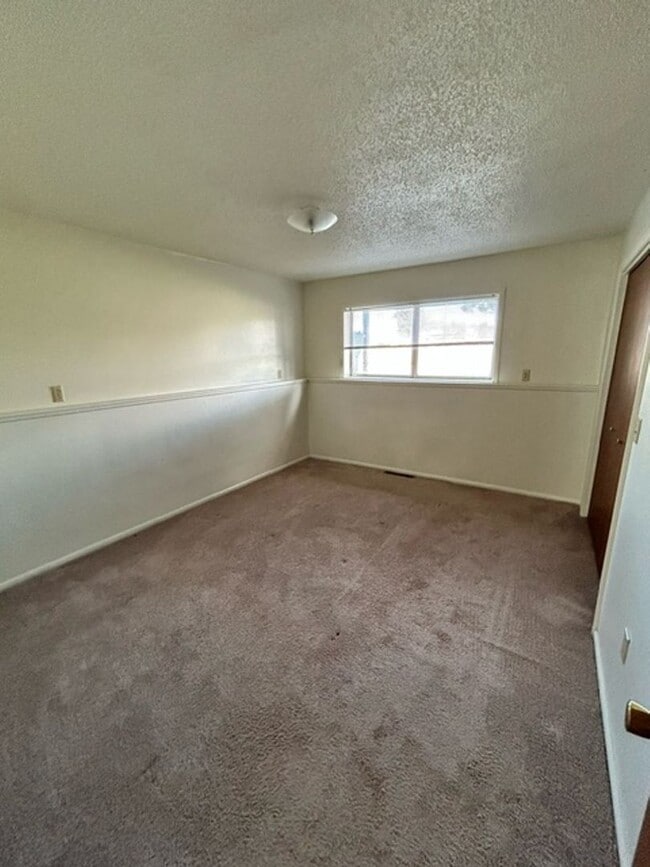 Building Photo - Move-In Today 2 Bedroom 1 Bathroom Apartment Close to Campus!