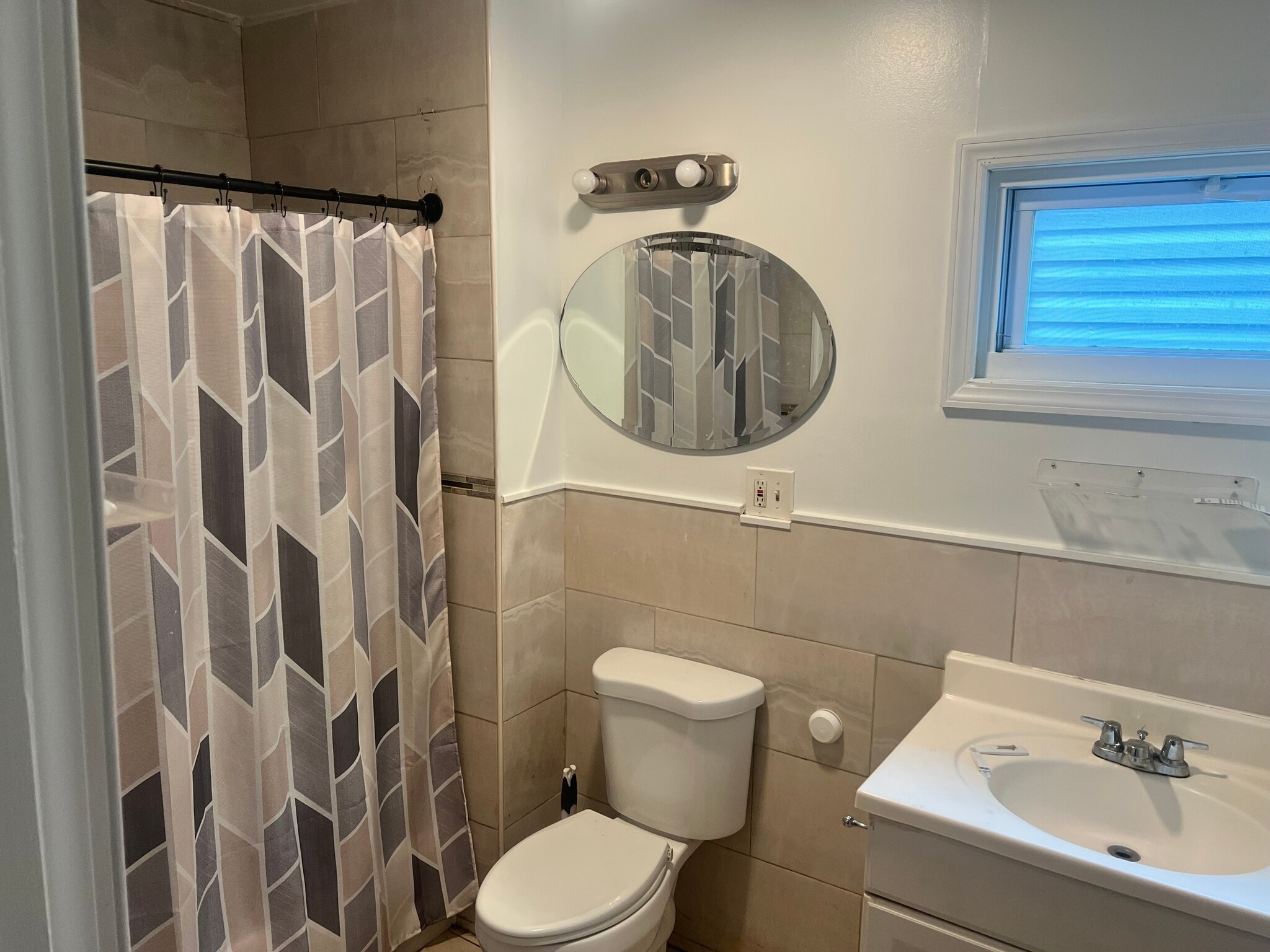 Building Photo - 162 Hickory St