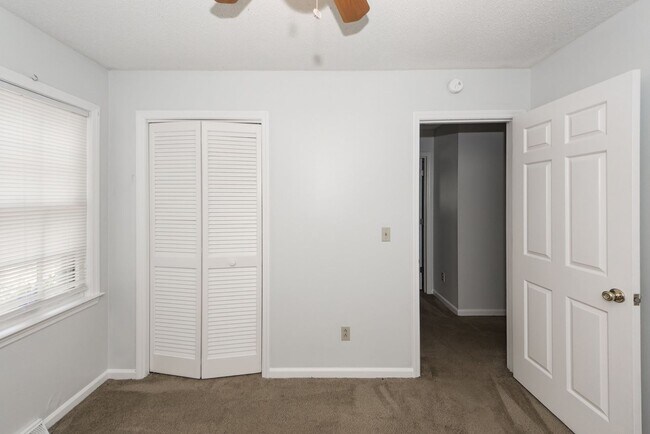 Building Photo - 3 Bedroom 2 Bath Home in Briarwood - Summe...