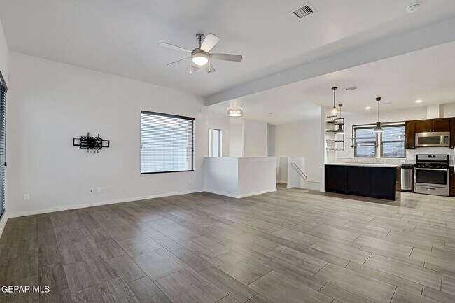 Building Photo - 4016 Camelot Heights Dr