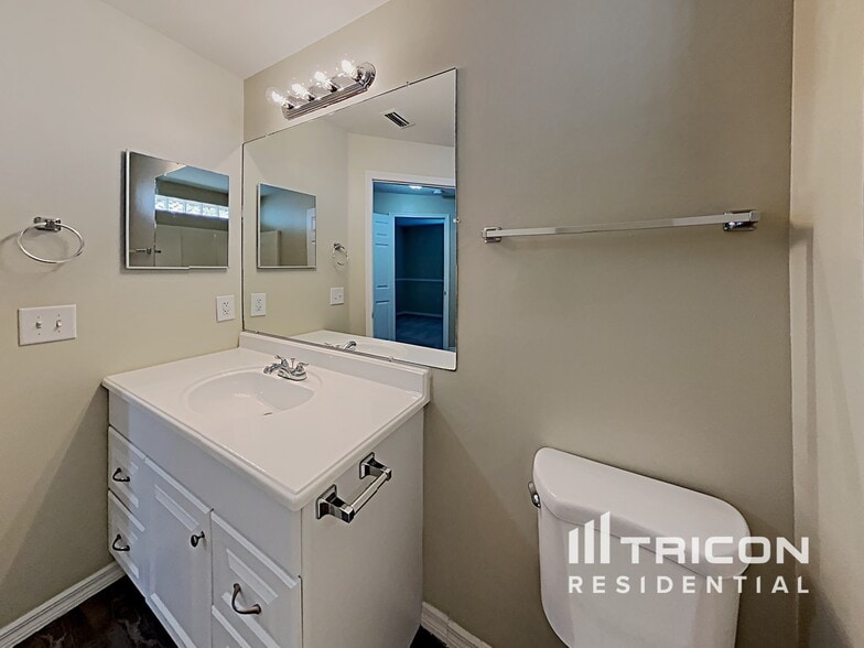 Building Photo - 2434 Sagemont Dr