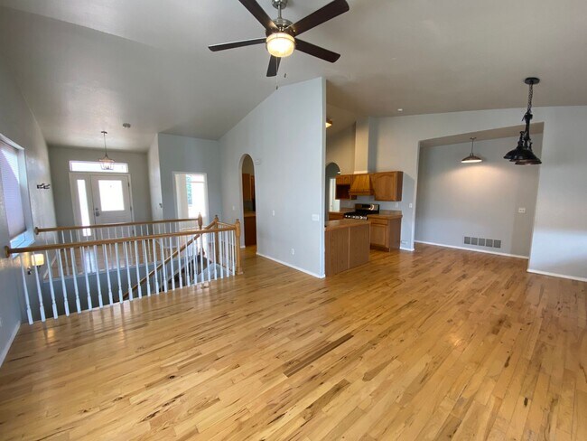 Building Photo - 5 Bedroom/ 3 Bath Home