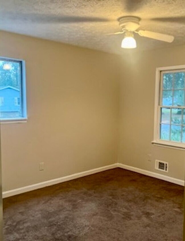 Building Photo - Tons of space and room to entertain!!