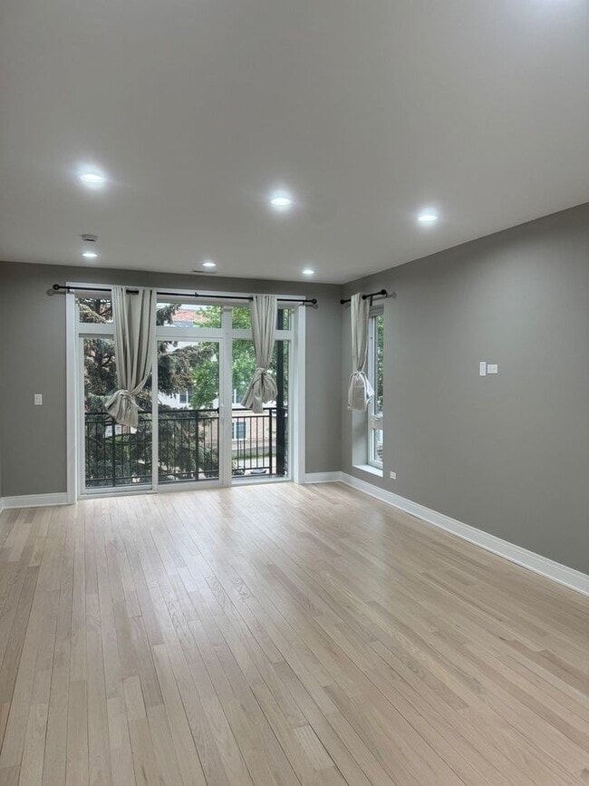 Building Photo - 7428 N Rogers Ave