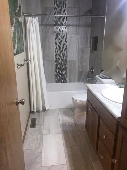 Main Floor Bathroom - 4727 W Antelope Dr