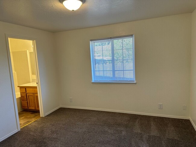 Building Photo - Updated 2 bedroom 2 bath triplex in Spring...