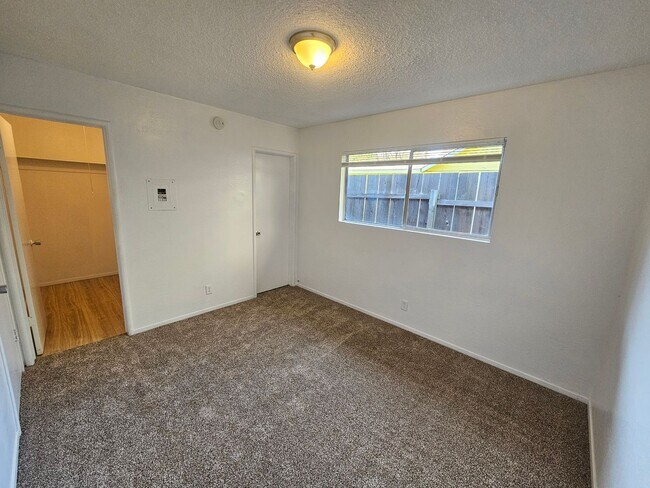 Building Photo - 1 Bedroom 1 Bath Triplex Unit in Los Molinos!