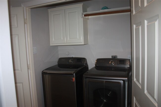 Building Photo - 3206 E Park At Beverly Hills