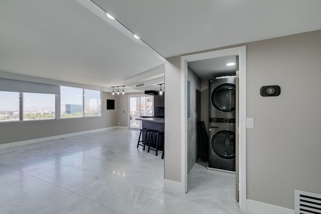 Building Photo - Elevated Penthouse Living with Private Terrace & Resort-Style Amenities * MOVE IN SPECIAL *