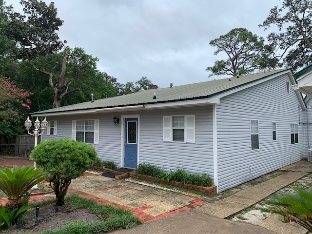 Front of Unit A with circle driveway for plenty of off street parking - 1561 US-98