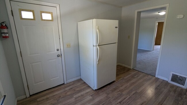 Building Photo - Charming 2-bedroom, 1-bathroom home locate...