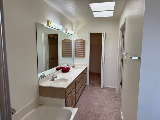 Building Photo - Desirable 3 Bed 2 Bath 2 Car Garage