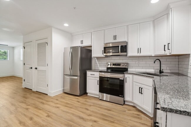 Building Photo - Welcome to San Marco Sq Apartments - NOW OFFERING a 12mo Lease for this amazing 1 bedroom apartme...