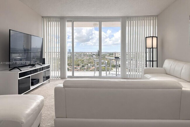 Building Photo - 7601 E Treasure Dr