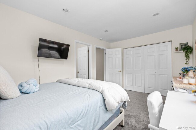 Building Photo - 702 Somerset Knoll