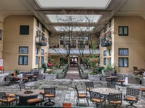 Building Photo - Beautiful Lincoln School Studio Only $1295/month