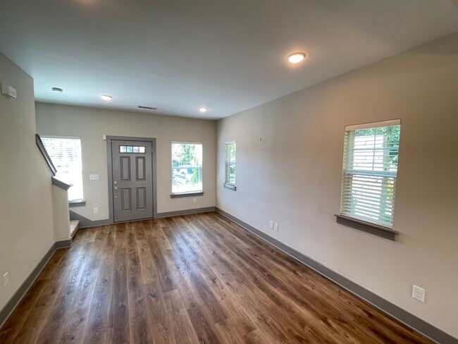 Building Photo - Bristol Creek 2 bedroom unit with fenced p...