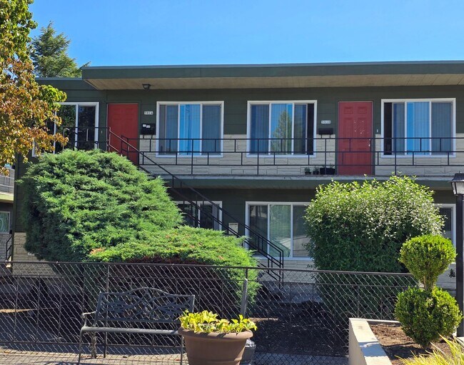 Building Photo - *!*!* Rent Ready Upstairs Pet Friendly 3 B...